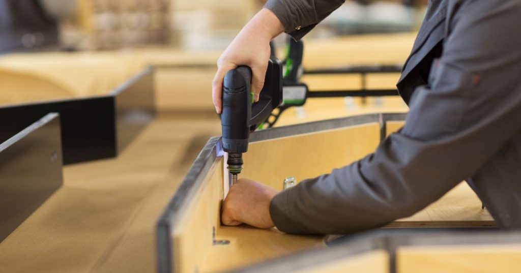 Como Montar Guarda-Roupa em Franca: 5 Passos e Dicas capa montador de moveis em Franca